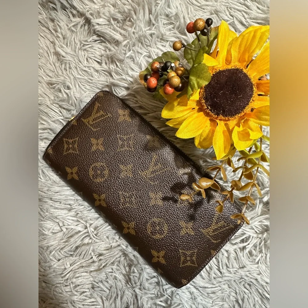 Louis Vuitton Monogram Zippy Wallet - Picture 2 of 16
